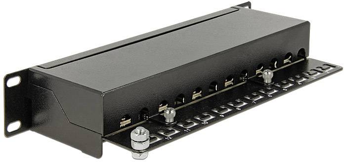 Czarny, prostokątny rozdzielacz sieciowy z wieloma portami i śrubami montażowymi.