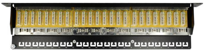 Patch panel z wieloma portami, wszystkie ponumerowane. Widoczna żółta płytka drukowana, zamontowana w czarnej obudowie.