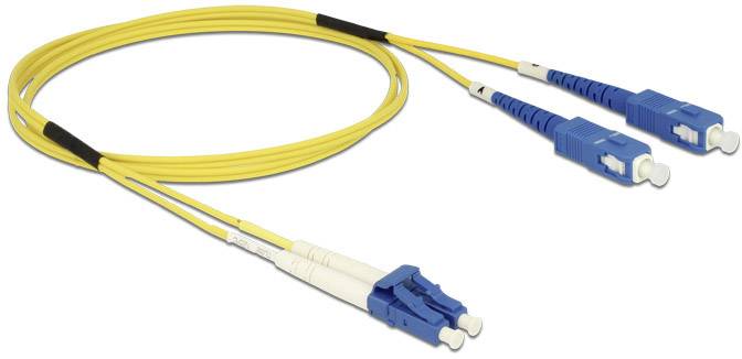 Kabel światłowodowe z niebieskim wtykiem SC oraz dwoma żółtymi wtykami LC, stosowane do szybkiego przesyłania danych w sieciach.