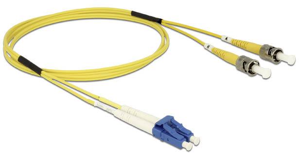 Dwa żółte kable światłowodowe z niebieskimi i srebrnymi wtykami, używane do transmisji danych w sieciach.