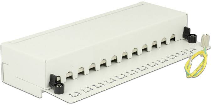 Metalowa szafka naścienna z przepustami kablowymi, przewodem uziemiającym i śrubami. Odpowiednia do instalacji sieciowych lub telekomunikacyjnych.