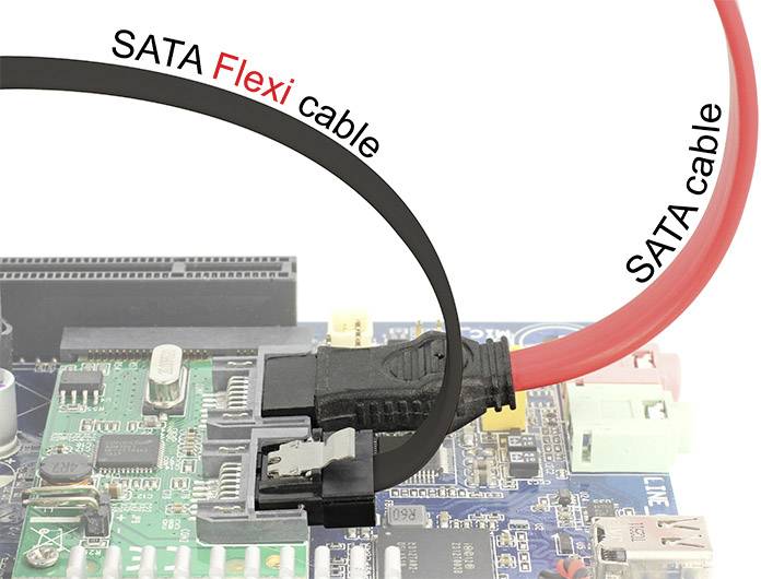 Dwa kable SATA (czarny i czerwony) są podłączone do płyty głównej. Czarny kabel jest oznaczony jako 'SATA Flexi cable'.