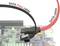 Dwa kable SATA (czarny i czerwony) są podłączone do płyty głównej. Czarny kabel jest oznaczony jako 'SATA Flexi cable'.