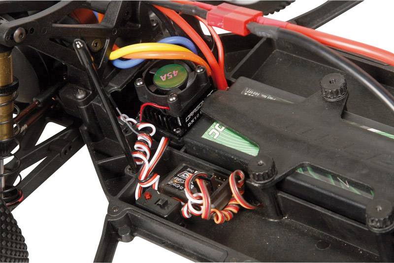 Elektroniczne komponenty samochodu zdalnie sterowanego, w tym okablowanie, akumulator i jednostka sterująca, zamontowane w podwoziu.