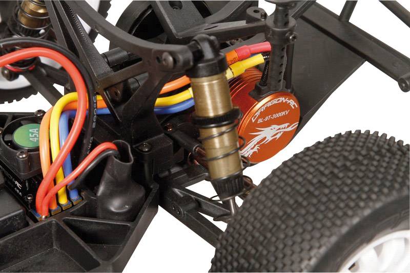 Zbliżenie na podwozie samochodu zdalnie sterowanego. Widoczne są zawieszenie, opony z grubym bieżnikiem oraz kolorowa wiązka przewodów łączących elektroniczne akcesoria.