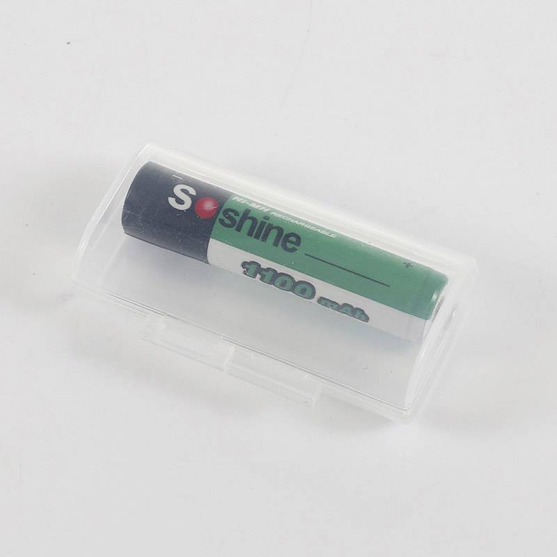 Zielony akumulator 'Soshine' o pojemności 1100 mAh, zapakowany w przezroczystą plastikową obudowę, leży na białej powierzchni.