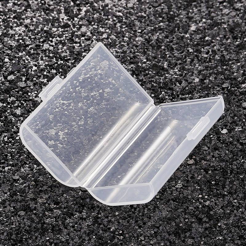 Przezroczysta plastikowa osłona na czarnym, błyszczącym tle, przedstawiona w otwartej formie, ukazuje dwie przegrody.