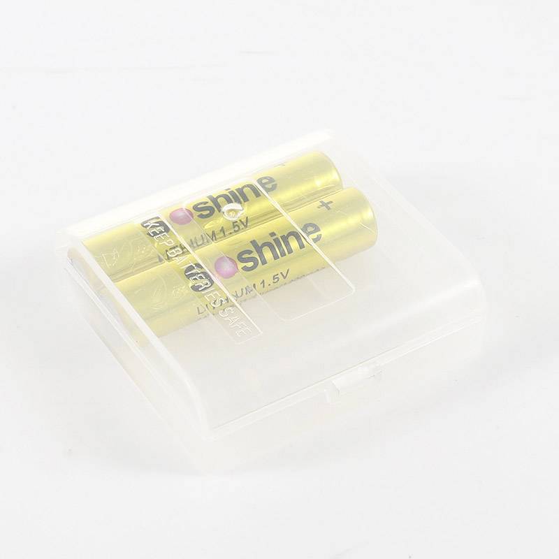 Dwie baterie AA w przezroczystym pudełku plastikowym, z widocznym napisem 'shine', 1,5V.