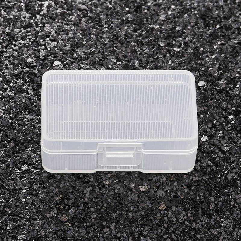 Przezroczyste pudełko z tworzywa sztucznego leży na chropowatej, ciemnej powierzchni.