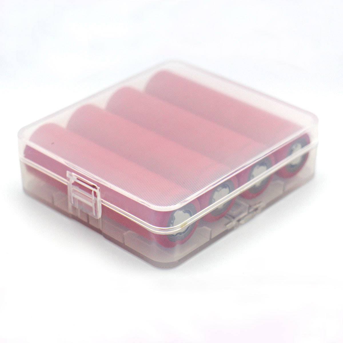 Przezroczyste pudełko z tworzywa sztucznego z czterema czerwonymi bateriami w środku.