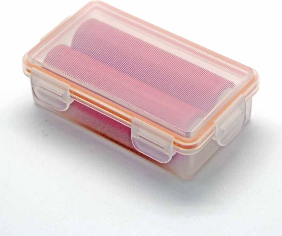 Przezroczyste pudełko plastikowe z dwoma różowymi wałkami do włosów w środku.