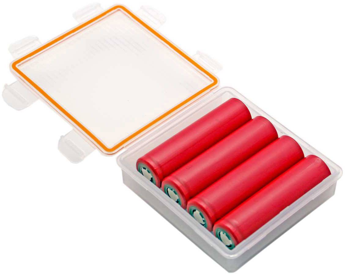 Czerwone baterie w przezroczystym etui z pokrywką.