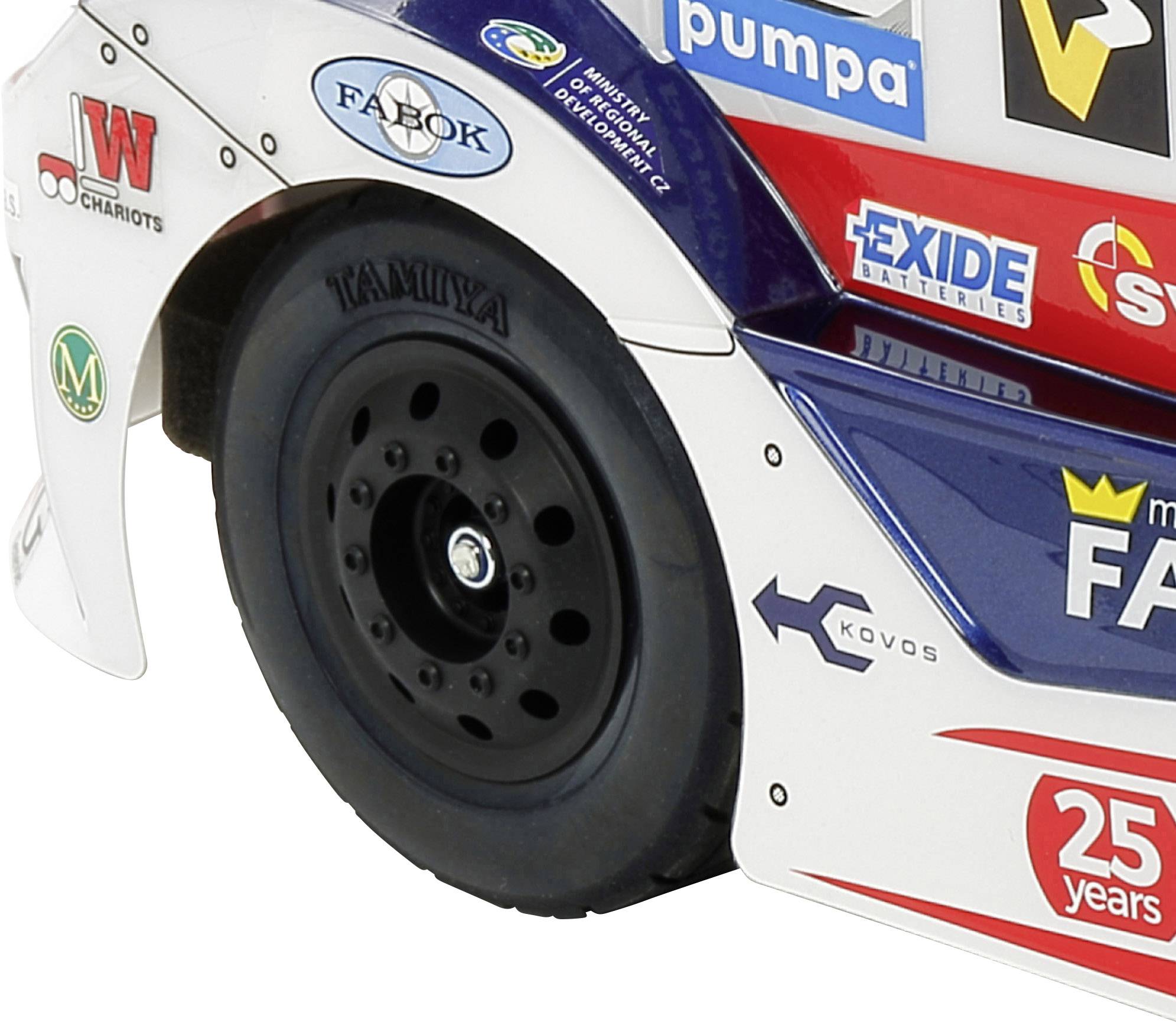 Fragment zdalnie sterowanego samochodu wyścigowego z różnymi logo sponsorów na lakierze. Niektóre przykłady to Chariots, Exide i Tamiya.