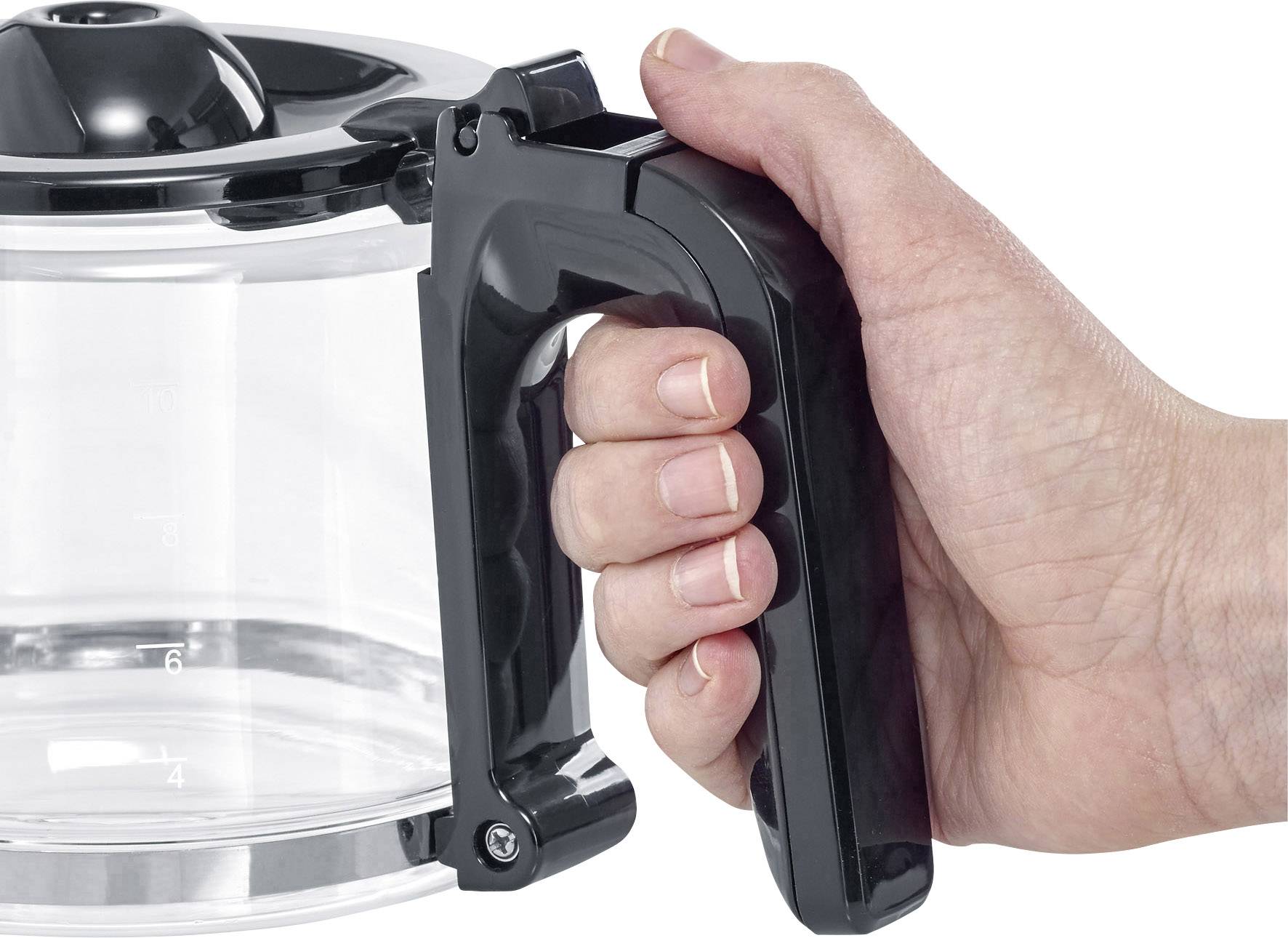 Dłoń trzyma uchwyt szklanego ekspresu do kawy z czarnymi elementami. Dzbanek posiada oznaczenia pomiarowe wskazujące objętość.