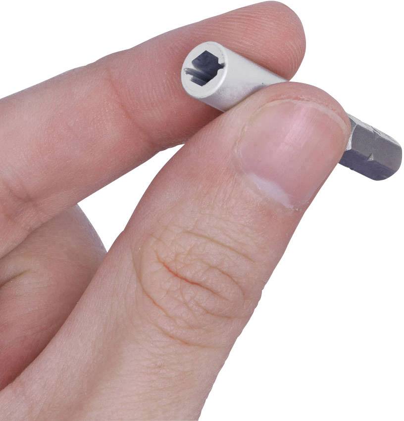 Dłoń trzyma srebrną, metalową nasadkę do śrub.