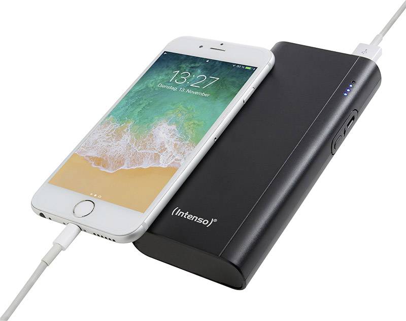 Smartfon ładuje się za pomocą czarnego powerbanku Intenso, podłączonego białym kablem ładującym. Na ekranie wyświetlana jest godzina i data.