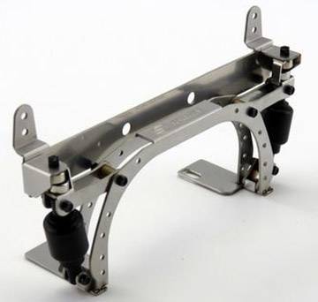 Srebrny, mechaniczny element z otworami i śrubami, stojący na białym tle. Wydaje się być częścią większej maszyny.