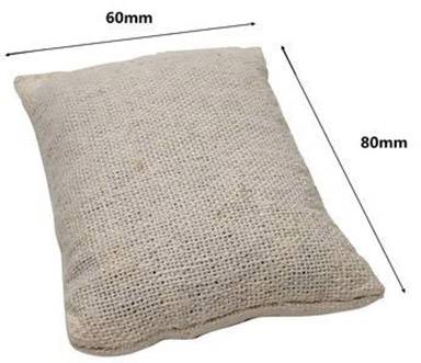 Prostokątna poduszka z grubej tkaniny, szeroka na 60 mm i długa na 80 mm, jest przedstawiona na ilustracji.