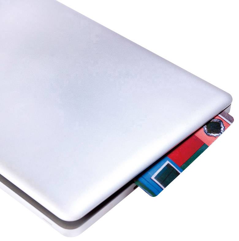 Srebrny laptop, z którego wystają dwie karty kredytowe.