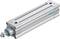 Srebrny cylinder pneumatyczny firmy Festo o prostokątnym kształcie, wyposażony w dwa otwory montażowe oraz wysuwany tłok po lewej stronie.
