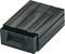 Czarna, prostokątna plastikowa skrzynka z uchwytem po jednej stronie. Skrzynka jest otwarta i pusta.