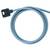 Kabel USB do ładowania z prostokątnym złączem, zwinięte, leżące na białym tle.