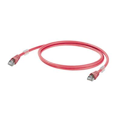 Czerwony kabel sieciowy Ethernet z wtyczkami RJ45 na obu końcach, ułożony w pętlę na białym tle.