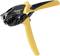 Żółte szczypce do zaciskania z czarną rękojeścią, z napisem Weidmüller na szczypcach. Używane do zaciskania połączeń kablowych.