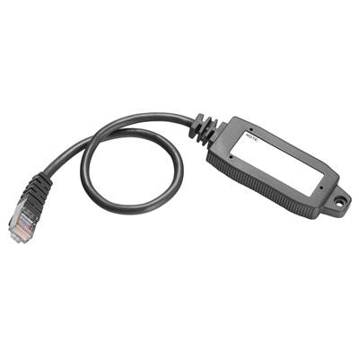 Czarny kabel adapter z prostokątną obudową i wtyczką Ethernet. Element łączący urządzenia elektroniczne.