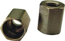 Dwie metalowe nakrętki sześciokątne, jedna stojąca, a druga leżąca, ukazują gwint wewnętrzny.