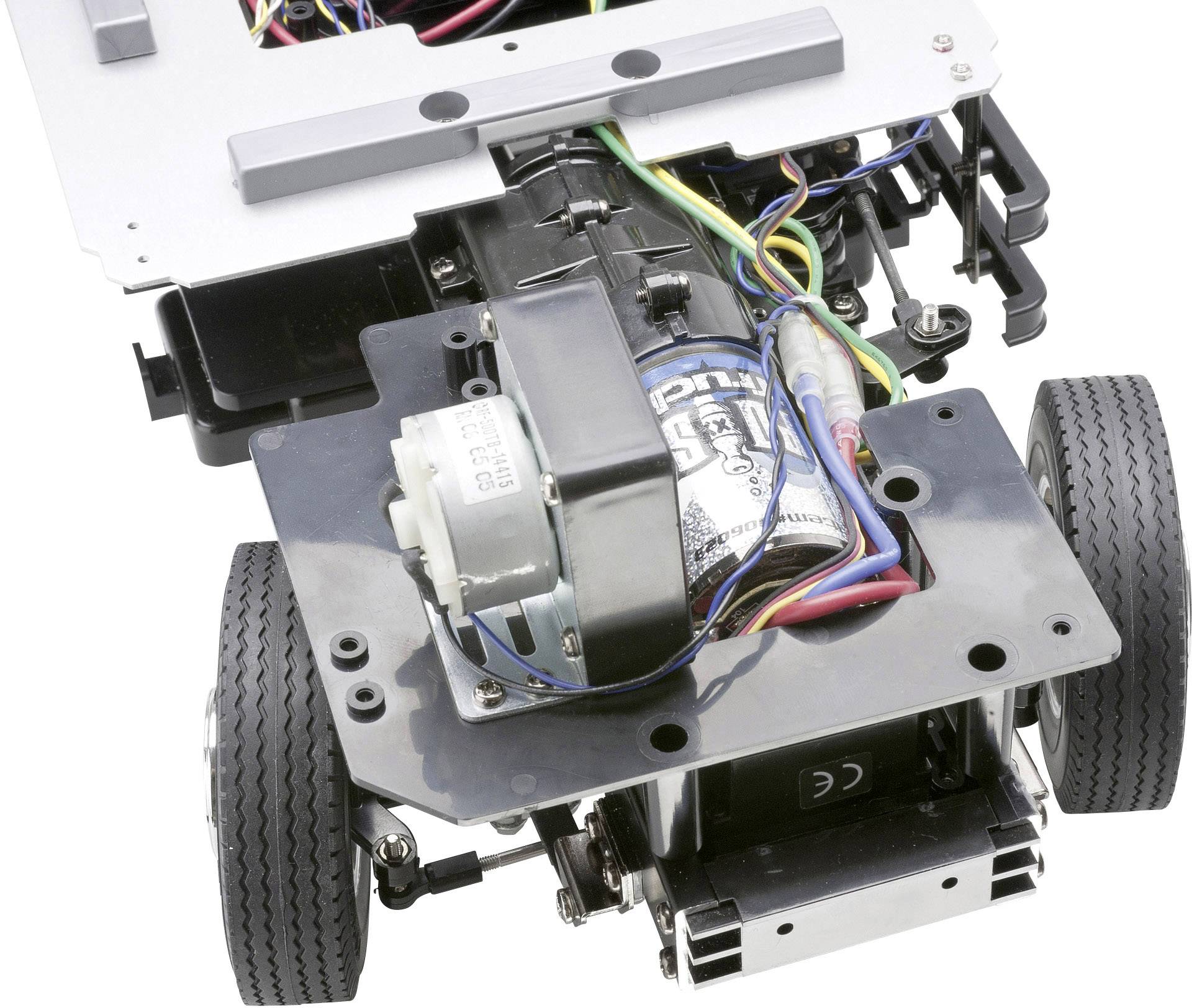 Mały robotyczny stelaż z widocznymi przewodami elektrycznymi, dwoma czarnymi kołami i silnikiem, przeznaczony do projektów technicznych.