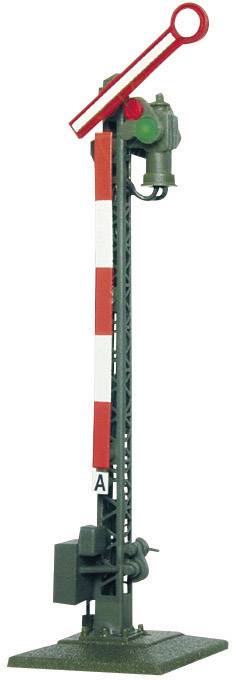 Model mechanicznej zapory kolejowej z pasami w kolorach czerwonym i białym oraz zielonym sygnałem świetlnym wskazującym 'wolna droga'.