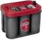 Czerwony akumulator samochodowy z czarną obudową z napisem 'Optima Batteries'. Na górze znajdują się dwa bieguny.