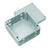 Pusta, szara puszka przyłączeniowa z zdjętą pokrywą. Skrzynka posiada kilka otworów mocujących i bolec uziemiający.