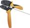 Żółto-czarne narzędzie do zdejmowania izolacji przecina przewód. Narzędzie posiada ergonomiczne uchwyty i regulowaną ostrze.