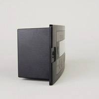 Elektroniczny sejf w stanie zamkniętym, widziany z boku. Sejf jest czarny z małym wyświetlaczem cyfrowym z przodu.