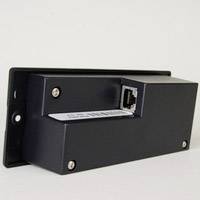 Prostokątne czarne urządzenie z gniazdem Ethernet po jednej stronie.