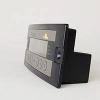 Czarne urządzenie sterujące z wyświetlaczem i kilkoma przyciskami na białej powierzchni.