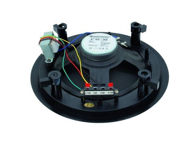 Okrągły głośnik z wielokolorowymi kablami, przeznaczony do montażu sufitowego. Widoczne podłączenie zasilania z tyłu urządzenia.