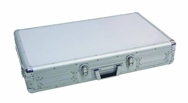 Srebrny metalowy etui z uchwytem i dwoma zamknięciami, prostokątny i płaski.