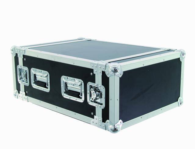 Czarny kufer transportowy wykonany z metalu i tworzywa sztucznego, przeznaczony do bezpiecznego przewozu wrażliwych urządzeń lub instrumentów.
