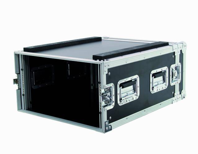 Pusty czarny kufer transportowy z srebrnymi krawędziami i uchwytami, otwarty i ułożony na boku, przeznaczony do przechowywania sprzętu.