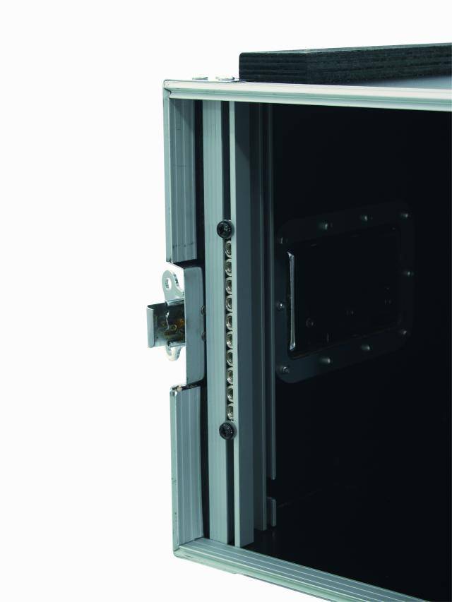 Zbliżenie otwartej metalowej ramy lub obudowy z drzwiczkami na zawiasach; ukazuje konstrukcję i szczegóły mechanizmu połączeniowego.