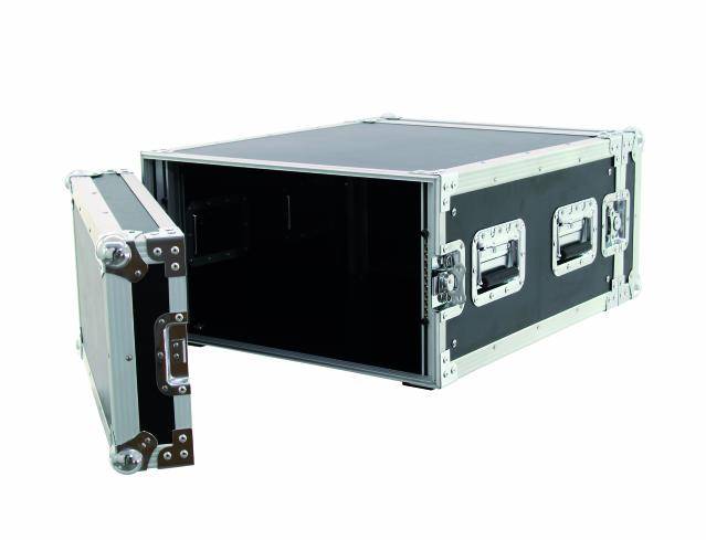 Otwarta, pusta czarna walizka transportowa wykonana z wytrzymałego materiału, z srebrnymi krawędziami i uchwytami, pokrywa jest zdjęta.