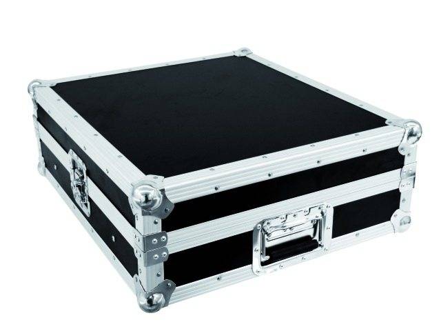 Czarny, prostokątny kufer transportowy z metalu z wzmocnionymi narożnikami i uchwytem z boku. Odpowiedni do bezpiecznego transportu.