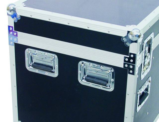 Czarny kufer transportowy z metalowymi krawędziami i uchwytami do przechowywania lub bezpiecznego przewożenia urządzeń lub materiałów.