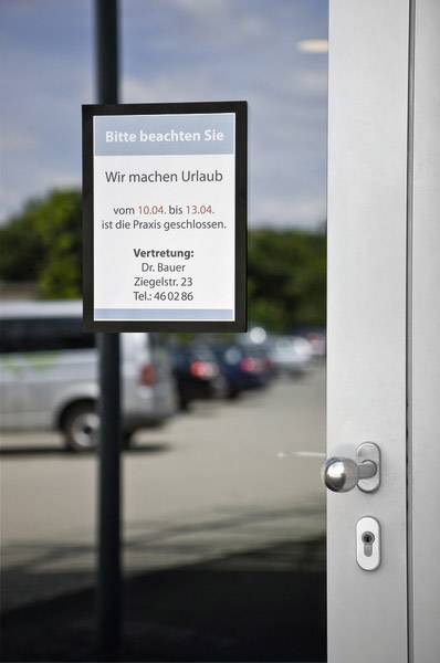 Kartka informacyjna na drzwiach głosi: 'Przebywamy na urlopie od 10.04. do 13.04., praktyka nieczynna. Zastępstwo: Dr Bauer, ul. Ceglana 23, tel.: 460286'.