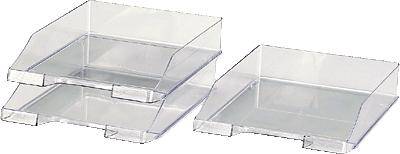 Dwie przezroczyste, możliwe do układania w stos tacki z tworzywa sztucznego. Po lewej stronie dwie są ułożone jedna na drugiej, po prawej znajduje się jedna pojedyncza.