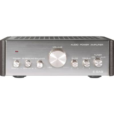 Srebrny wzmacniacz audio z regulatorami głośności, tonów niskich i wysokich. Dostępne są przyciski zasilania, dźwięku przestrzennego, tunera i wejścia AUX.