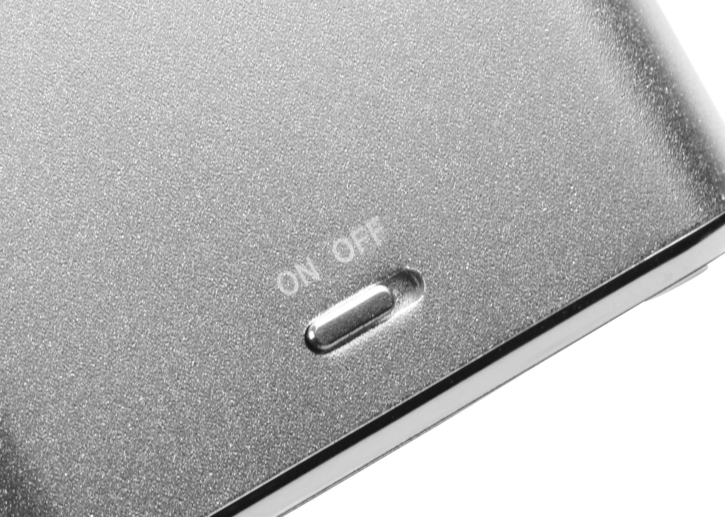 Srebrny przełącznik z napisami 'ON' i 'OFF' na urządzeniu o metalicznym wyglądzie. Przełącznik jest ustawiony w pozycji 'OFF'.